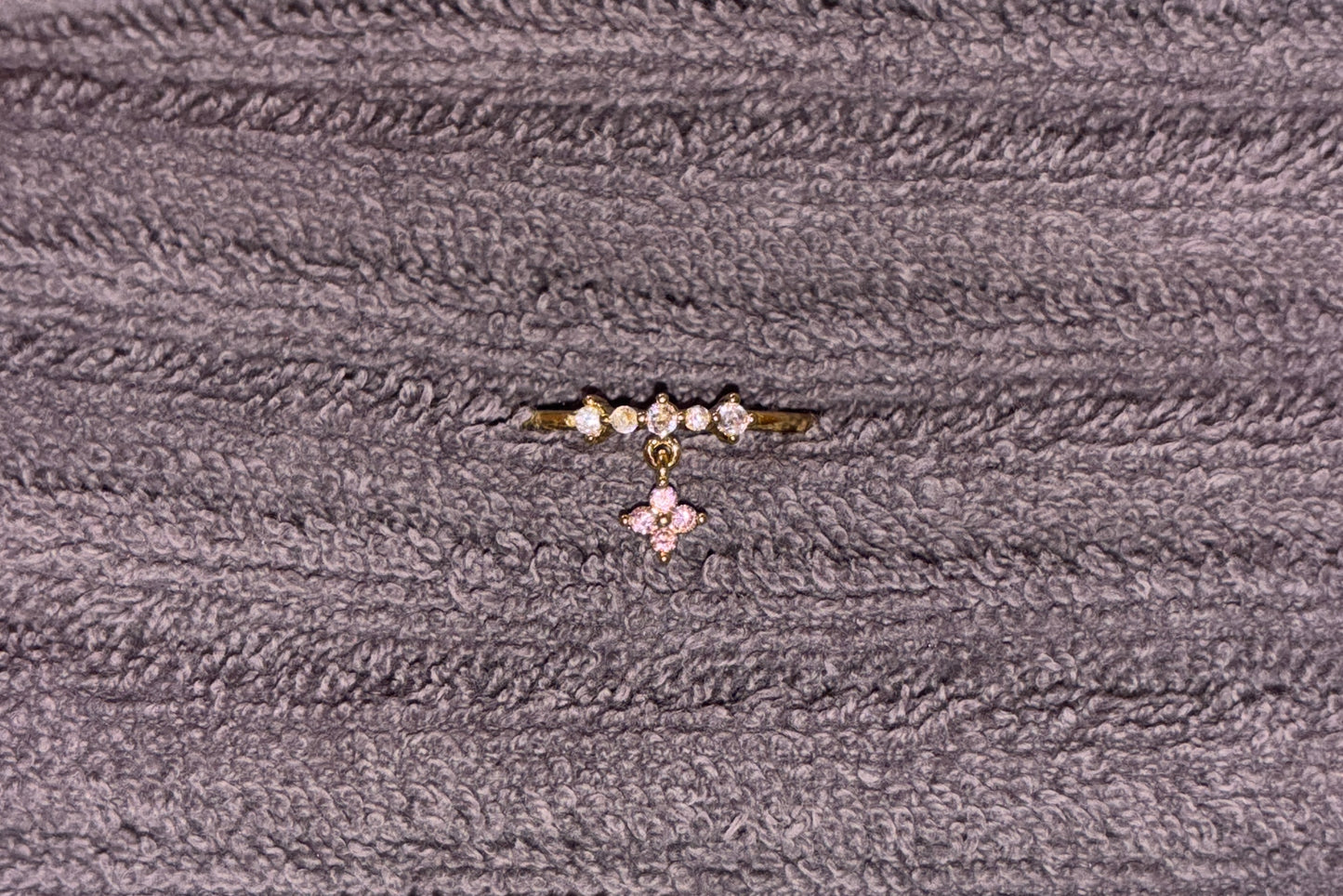 Blumen Goldring Detailansicht, kunstvolle florale Verzierung