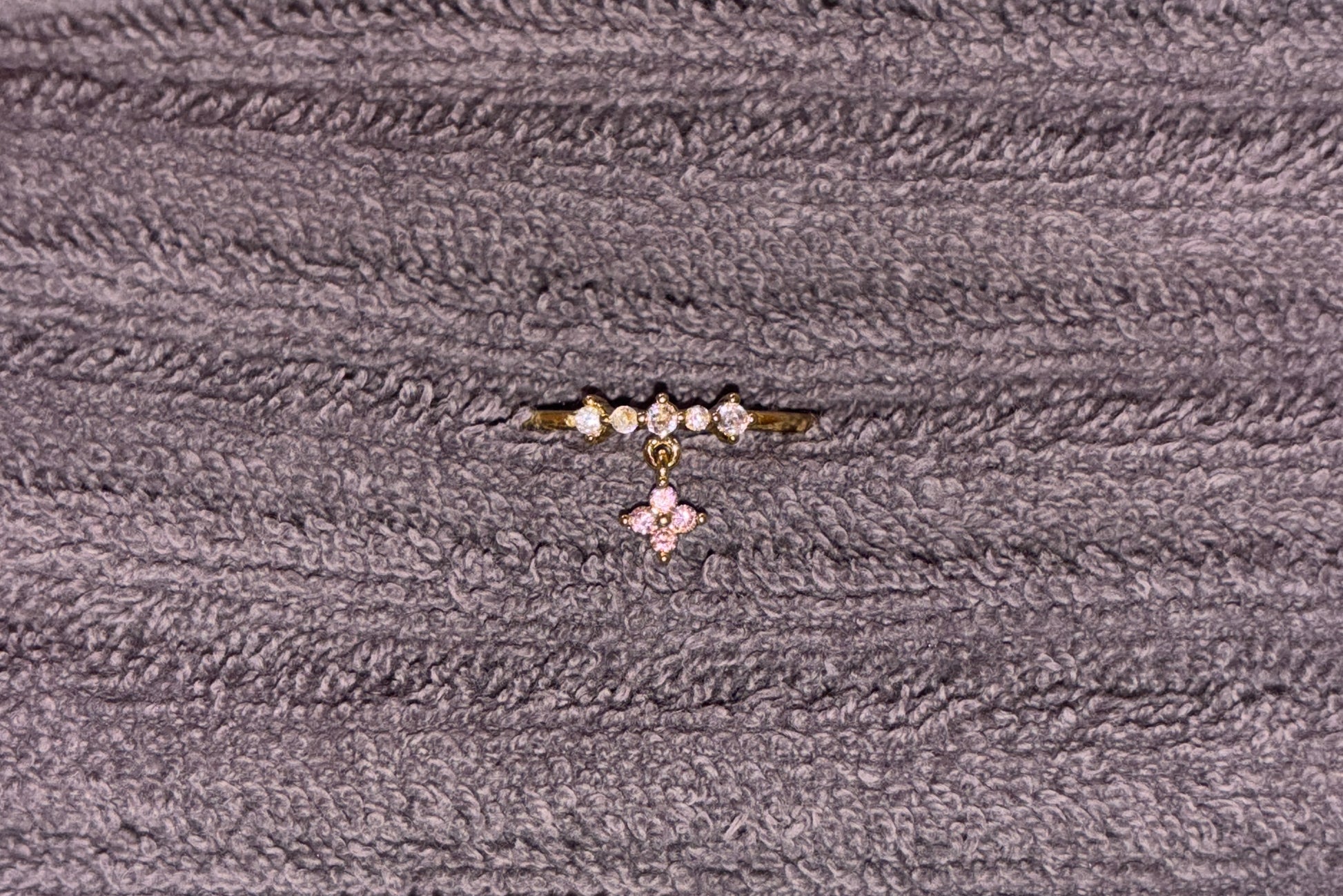 Blumen Goldring Detailansicht, kunstvolle florale Verzierung