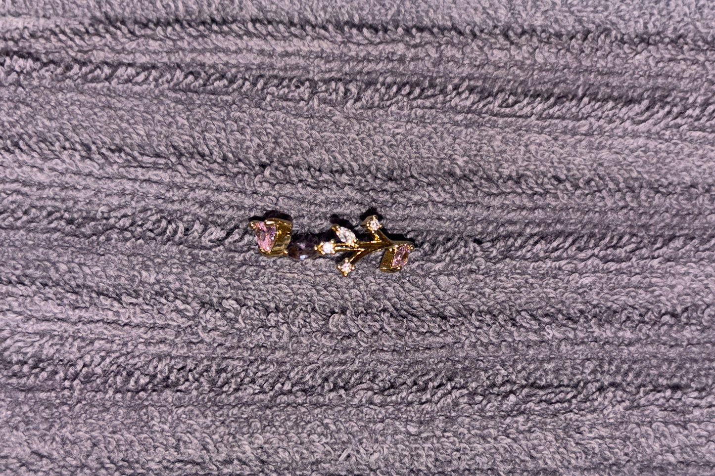 Ring mit Herzstein Detailansicht, florale Verzierungen seitlich