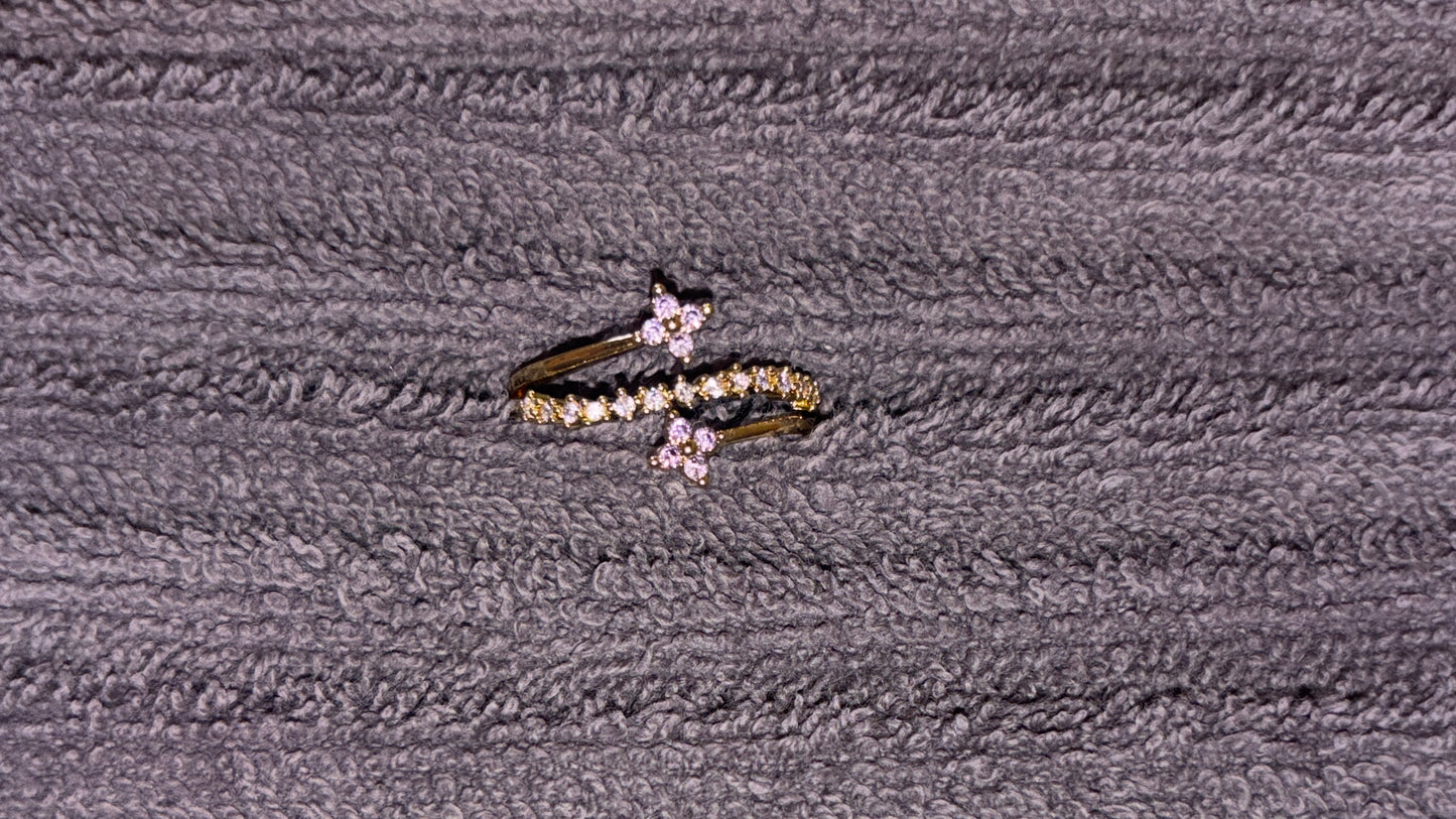 Ring mit Blumen auf Hand getragen, elegante Trageansicht