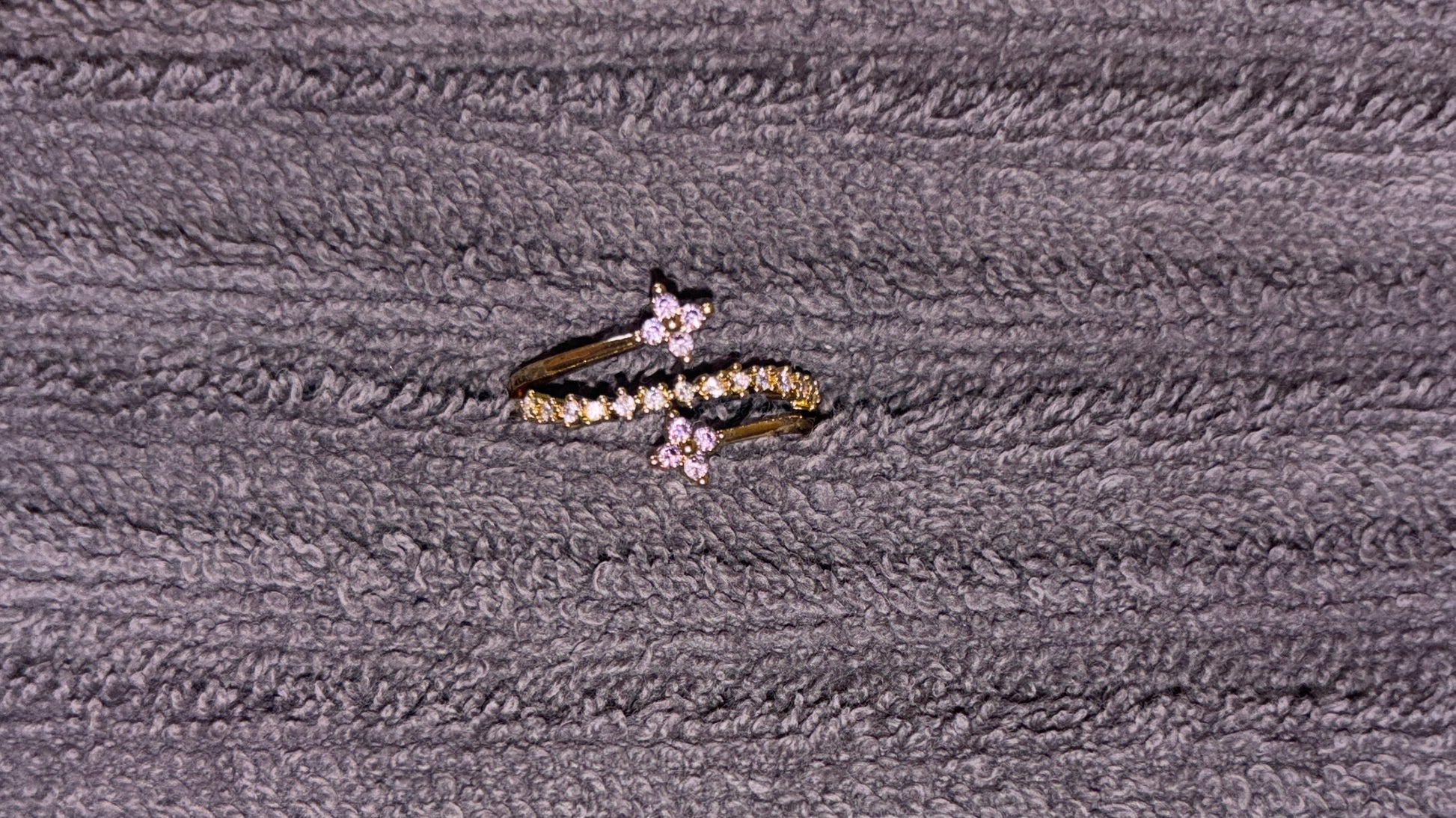 Ring mit Blumen auf Hand getragen, elegante Trageansicht