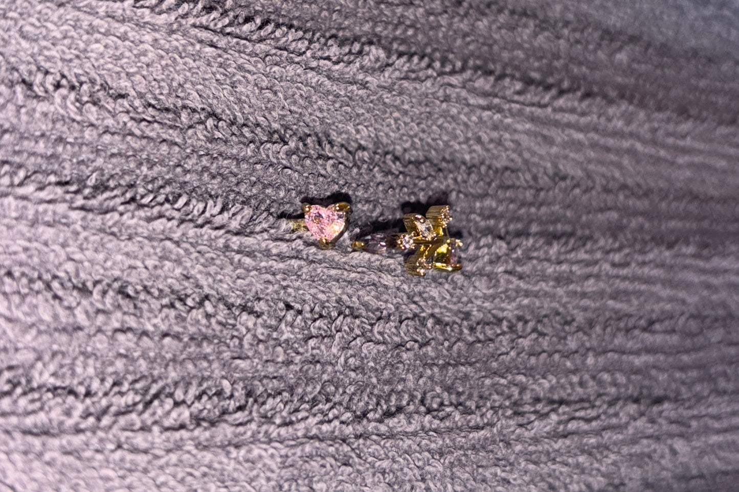 Ring mit Herzstein auf Hand getragen, Lifestyle-Aufnahme