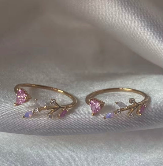 Ring mit Herzstein und floralen Akzenten