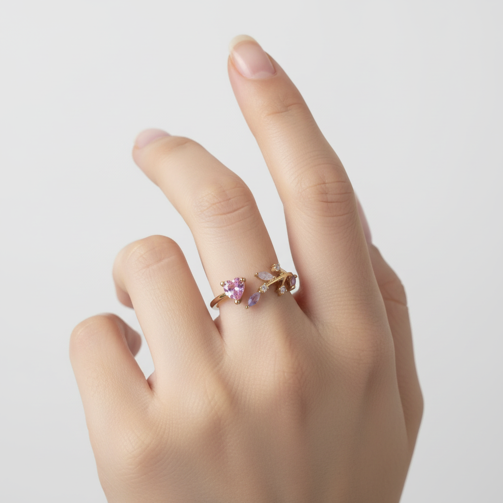 Ring mit Herzstein und floralen Akzenten