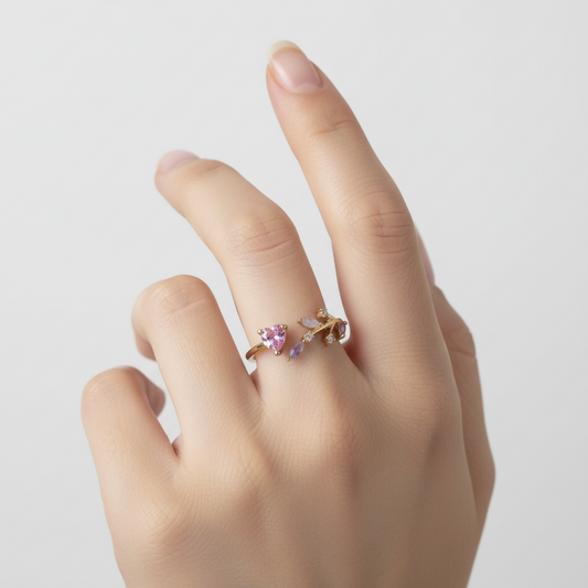 Ring mit Herzstein und floralen Akzenten